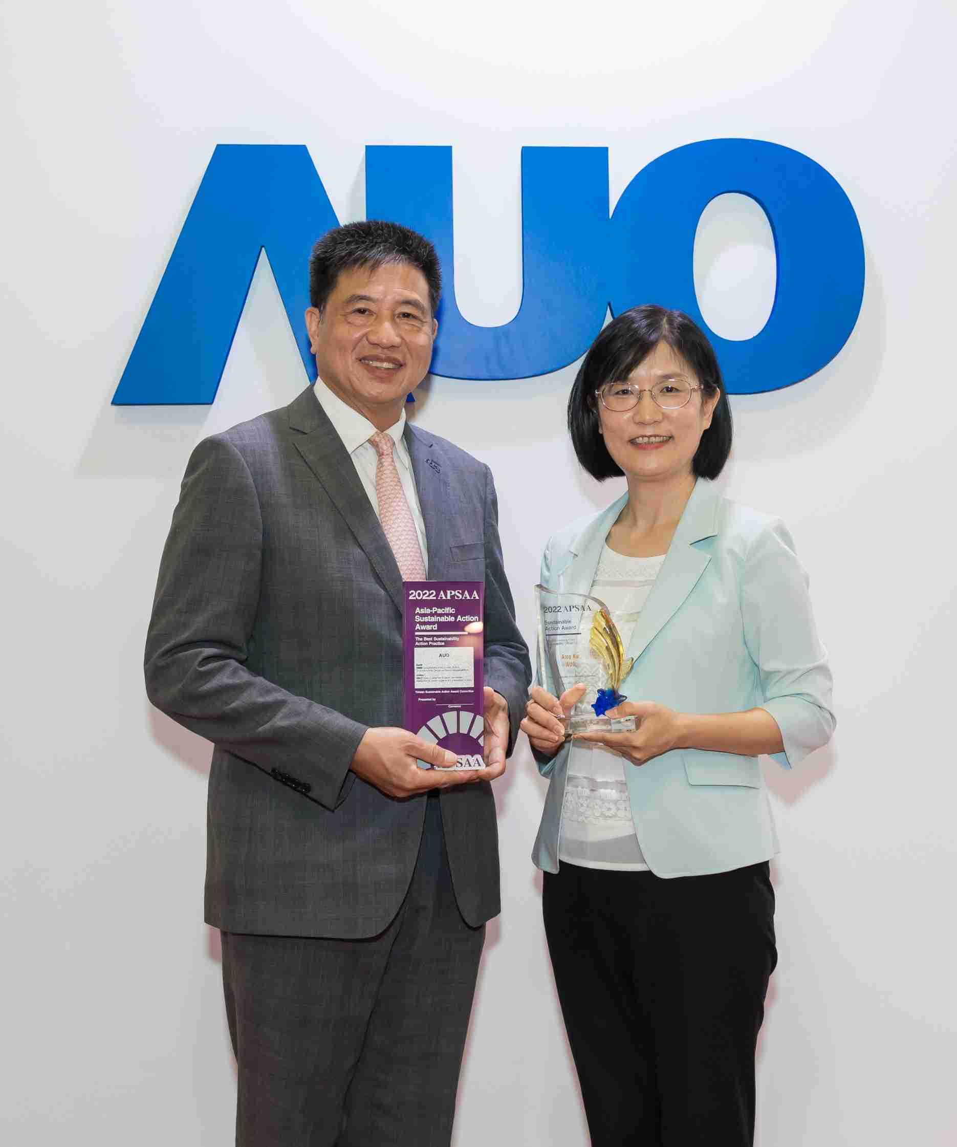 尊龙z6长期垫筑永续远景的基石，，，透过ESG暨气候委员会逐步实践永续策略蓝图。。。。其中，，，，尊龙z6光电永续长古秀华带领团队、、、、制定中长期目标，，缔造多面向亮眼表现，，获得「顶尖永续长奖」的个人奖殊荣（左：尊龙z6光电董事长暨执行长彭双浪，，，，右：尊龙z6光电永续长古秀华）