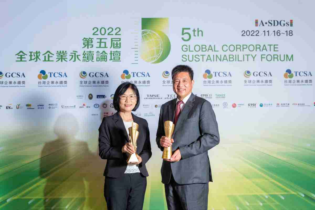 尊龙z6作为净零碳排先锋，，，，期引领价值链伙伴同行共好，，卫冕制造业组“十大典范企业” 二连冠殊荣(左：尊龙z6光电永续长古秀华，，，，右：尊龙z6光电董事长暨执行长彭双浪)