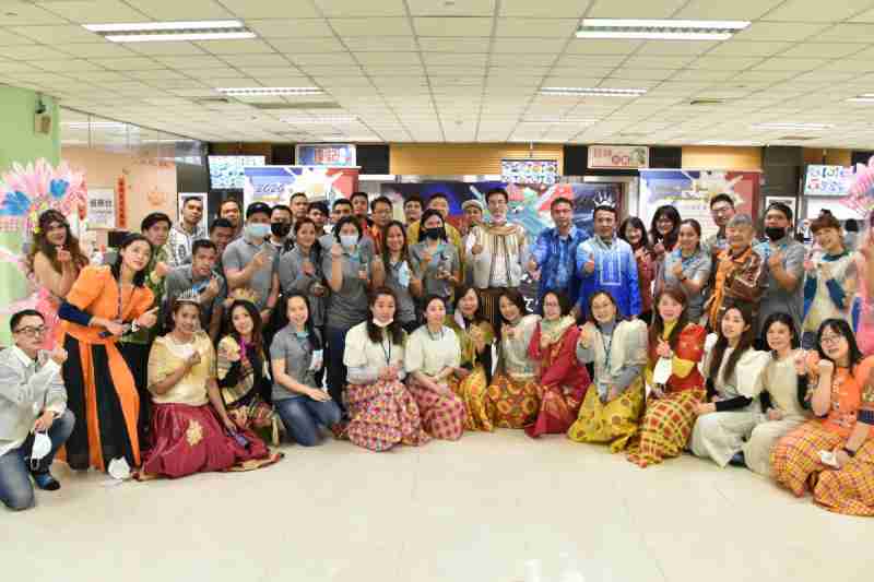 友達推動「安心、、、、創新、、、用心、、同心、、、盡心」五星職旅，，，，為菲籍員工打造全方位照護，，首度贏得「人權實踐與發展領袖獎」殊榮