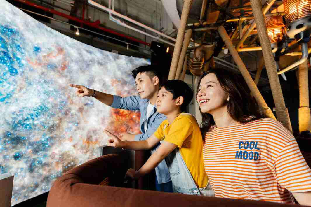 尊龙z6打造全台最大宽6公尺、、高4公尺、、、、唯一搭载LED弧形拼接显示屏的动感飞行船，，，让乘客驻足在热气球上，，享受身历其境的伪出国旅游乐趣