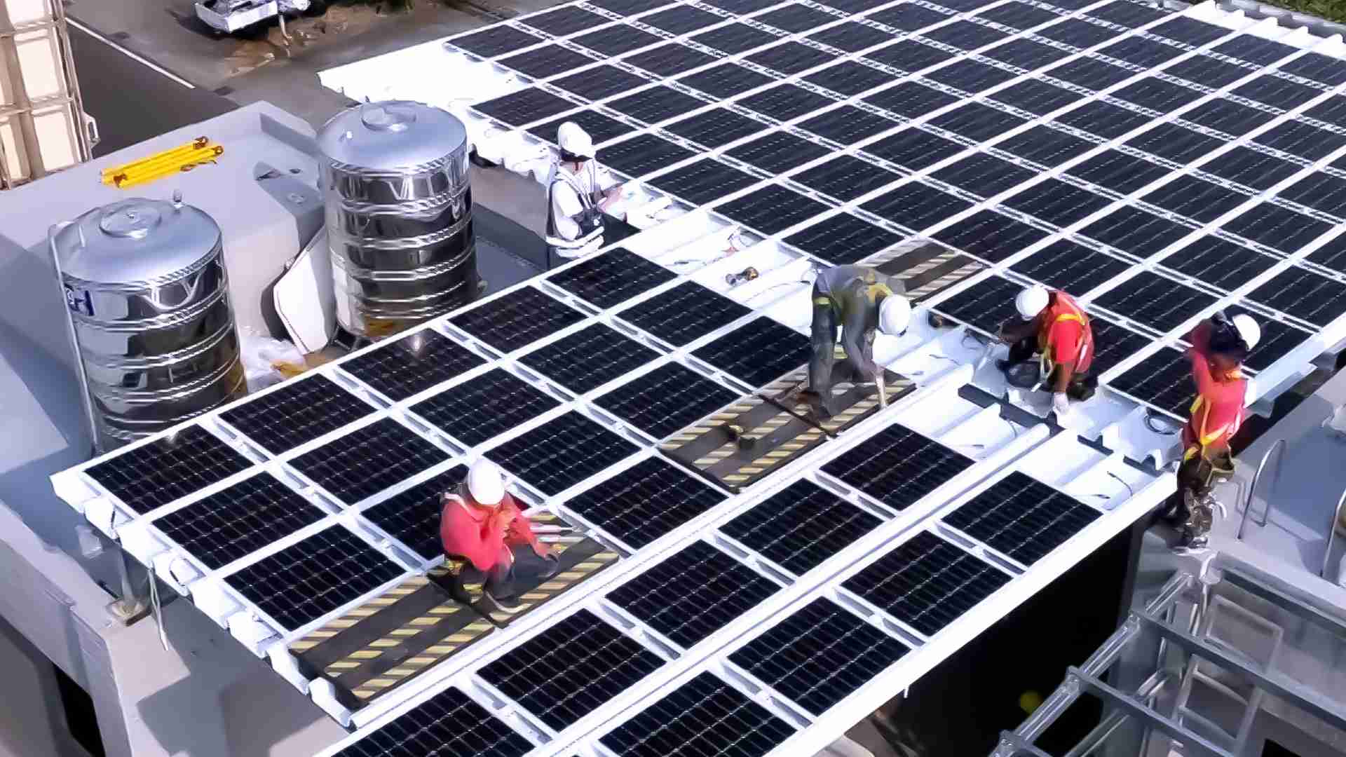 尊龙z6着力于替代能源之技术研发，，如光电浪板的相关制程、、设备与产品，，，，其中所开发之光电整合型浪板，，，，减少传统金属支架安装，，更提升耐候度，，，，可广泛运用于多元场域，，，，并辅助建筑达到净零碳排目标