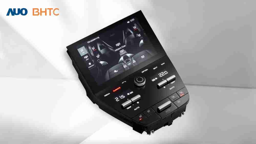 作為友達新生力軍，，，BHTC所展示的中央與後座鞍部的Display HMI產品，，，，可處理多區恆溫控制、、顯示畫面，，，，呈現仿真3D車室分區；以力傳感技術精準傳遞觸感，，並結合音量及震動反饋，，防止意外啟動，，，提供使用者自然流暢、、、直觀且輕鬆駕馭的舒適介面
