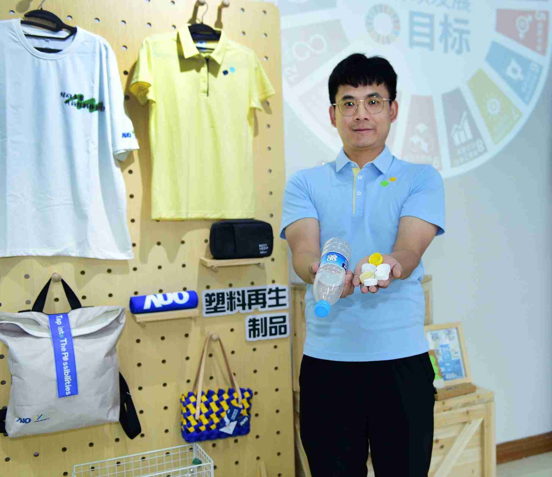 「2024智慧尊龙z6展」永续发展馆中，，，展示尊龙z6厦门驱动永续发展之成果，，包含将厂内废弃物再制为实用物品，，，将永续发展理念深植于员工生活日常实践